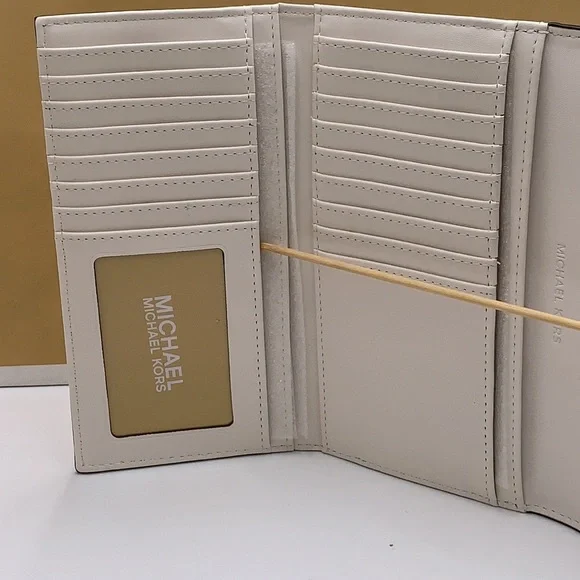 MICHAEL KORS JET SET TRAVEL 
LARGE TRIFOLD NON-LEATHER VEGAN 
WALLET
OPTIC WHITE - Picture 11 of 15